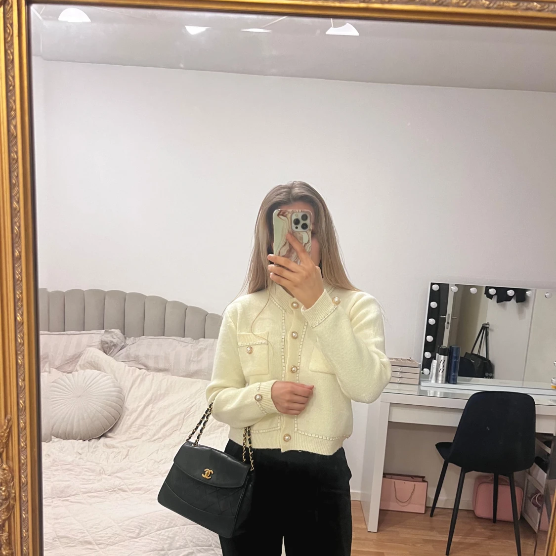 Beige cardigan med pärlknappar - 90