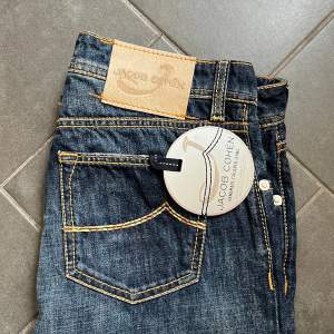 Jacob Cohen jeans i storlek 33, helt nya med tags. De är i modellen 622 slim och ligger på 5000 kr nypris. Skriv till mig vid intresse och innan köp så tar vi det därifrån, fler par finns i min bio🙌 Köp görs via Sicurofashion!