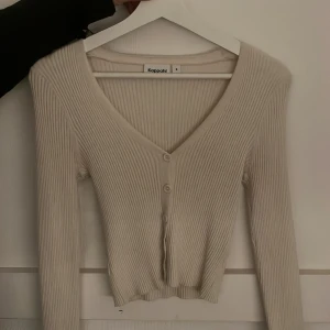 Ribbstickad kofta - Storleken s frpn kapphal. Använd fåtal gånger