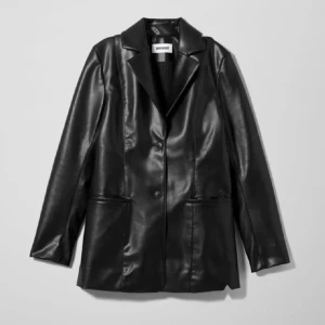 Jaden Blazer i läderimitation  - Jaden Blazer från Weekday i läderimitation. Mycket fint skick förutom en liten reva på framsidan. Stl 36 men lite oversize. Hämtas i Råsunda eller skickas mot fraktkostnad. 