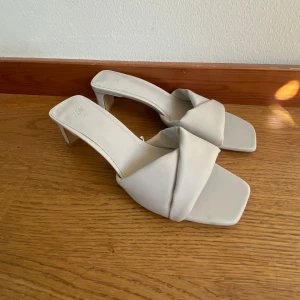 Vita klackskor - Jättefina ljusa klackskor/mules som tyvärr aldrig kommit till användning, endast testade. Klackhöjd: 4cm