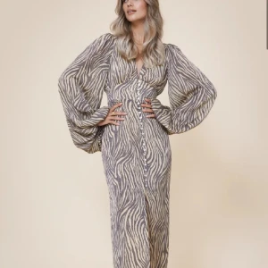 Adoore klänning - Säljer min adoore klänning i storlek 34, använd 3 gånger. Några av knapparna har trillat av där av priset. Hör av er för egna bilder eller frågor🤍