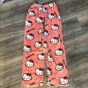hello kitty byxor - säljer jätte fina lågmidjade hello kitty mjukisbyxor som jag köpte här på plick men dom passade inte. Midjemått 28 men dom är väldigt stretchiga i midjan så dom kan bli ca 45. Benslängd ca 80, hör gärna av er via frågor! 🩷