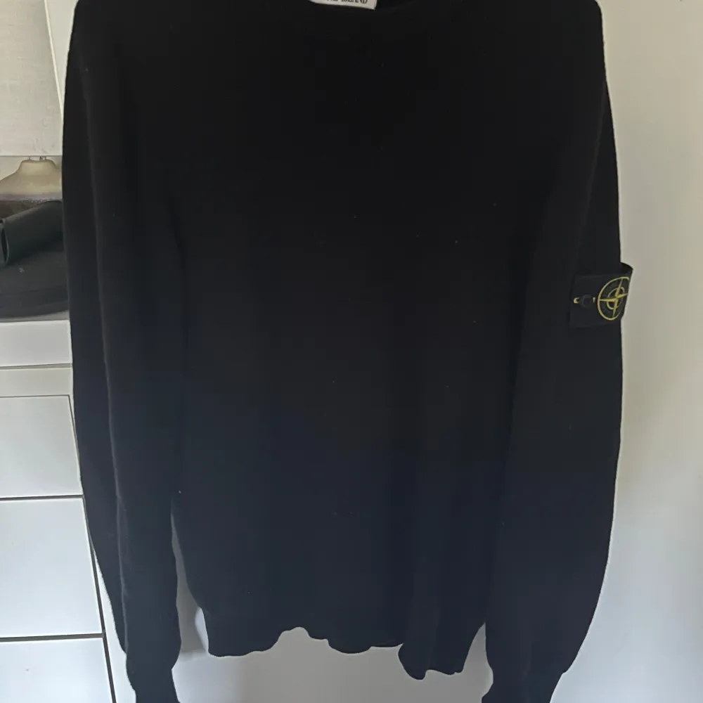 Säljer en snygg Stone island sweatshirt . Perfekt för höst och vinter, och den är i bra skick har inte använt mycket var för stor för mig. passar L också.. Tröjor & Koftor.