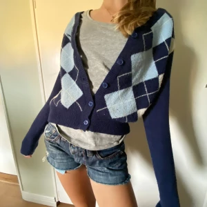 Kofta - Supersnygg kofta, välanvänd, men få anmärkningar 💞gott skick, tveka inte om frågor kring plagget! 💗