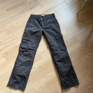 Lågmidjade Cargo-byxor  - Gråa Lågmidjade cargo byxor i mycket bra skick. Använts väldigt få gånger och säljer pga att de inte kommer till användning. Passar mig med strl s-m. 