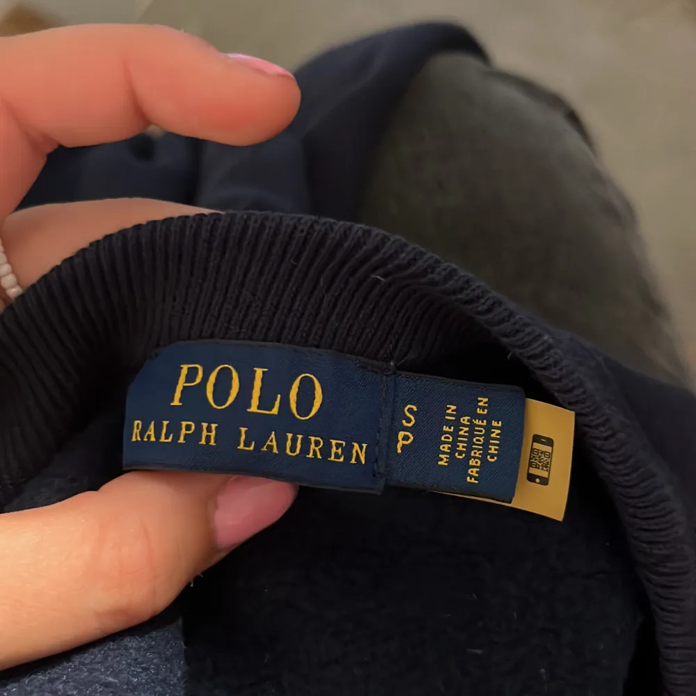 Superfin sweatshirt från Ralph Lauren! Storlek s❤️ nästan aldrig använd. Nypris:2000kr. Tröjor & Koftor.