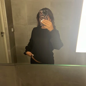 Gina topp svart  - Säljer denna slutsålda toppen/blusen ifrån Gina då jag inte använder den längre.