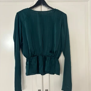 Blus - Super fin blus från BikBok med öppen rygg.