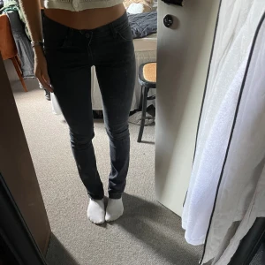 Lågmidjade jeans - Lågmidjade jeans från Lee Storlek W28 L33 Färg grå Bra skick 