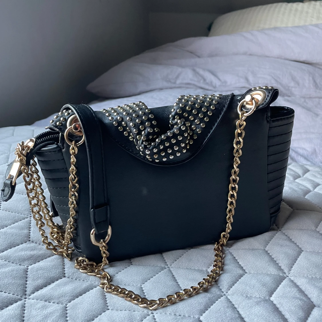 Svart väska med nitar  - 91
