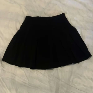 Volang kjol - Säljer denna söta kjol då den inte kommer till användning!💕  Midjemått rakt över ca 36cm