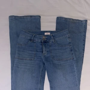 Ljusblå Low waist bootcut - Fina trendiga jeans från Nelly. Väldigt bra skick utan defekter. Stretchiga i materialet. Säljer då de tyvärr är för små för mig🩵🩵 Nypris 700kr