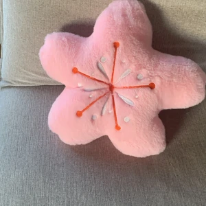 Hibicsh flower rosa 🩷🩷🌸8kr +frakt - Jätte fin kudde som du kan använda till säng dekoration!🩷🩷🌸