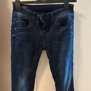 Mörkblåa jeans från G-star. Modellen är slim. Storlek W27 L34. Fin modell med dragkedja som syns och är lite på snedden. 