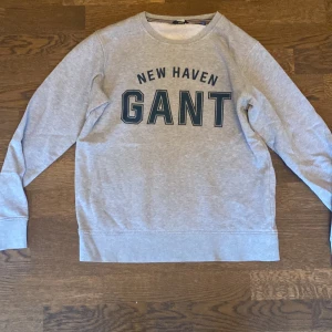 Gant Hoodie - Väldigt fin Gant hoodie. Knappt använd vilket syns på skicket. Strl 170 cm (15 år)