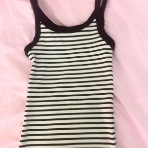 Randig topp ifrån H&M - fin och enkel linne från H&M som knappt använts<3 