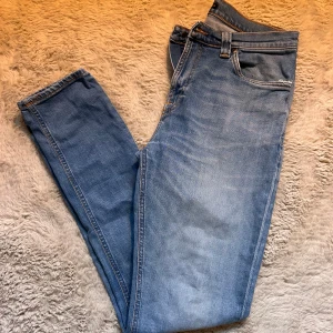 Ljusblå jeans från Nudie Jeans - ett par slim nudie jeans i storlek 32/32, använda en del men inga större slitningar