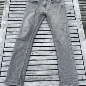 J.Lindeberg Jeans - J.Lindeberg jenas gråa. Storlek 31x32. Under gylfen är det lite slitet, där av priset. 