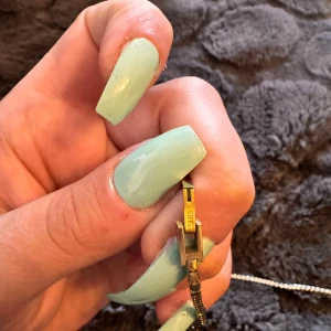 Elegant armband med stenar - Säljer två eleganta armband med gnistrande stenar. Armbandet är i guld och har en rad med vita stenar som ger en lyxig känsla. Perfekt för festliga tillfällen eller som en fin detalj till vardagsoutfiten. det är S.Steel