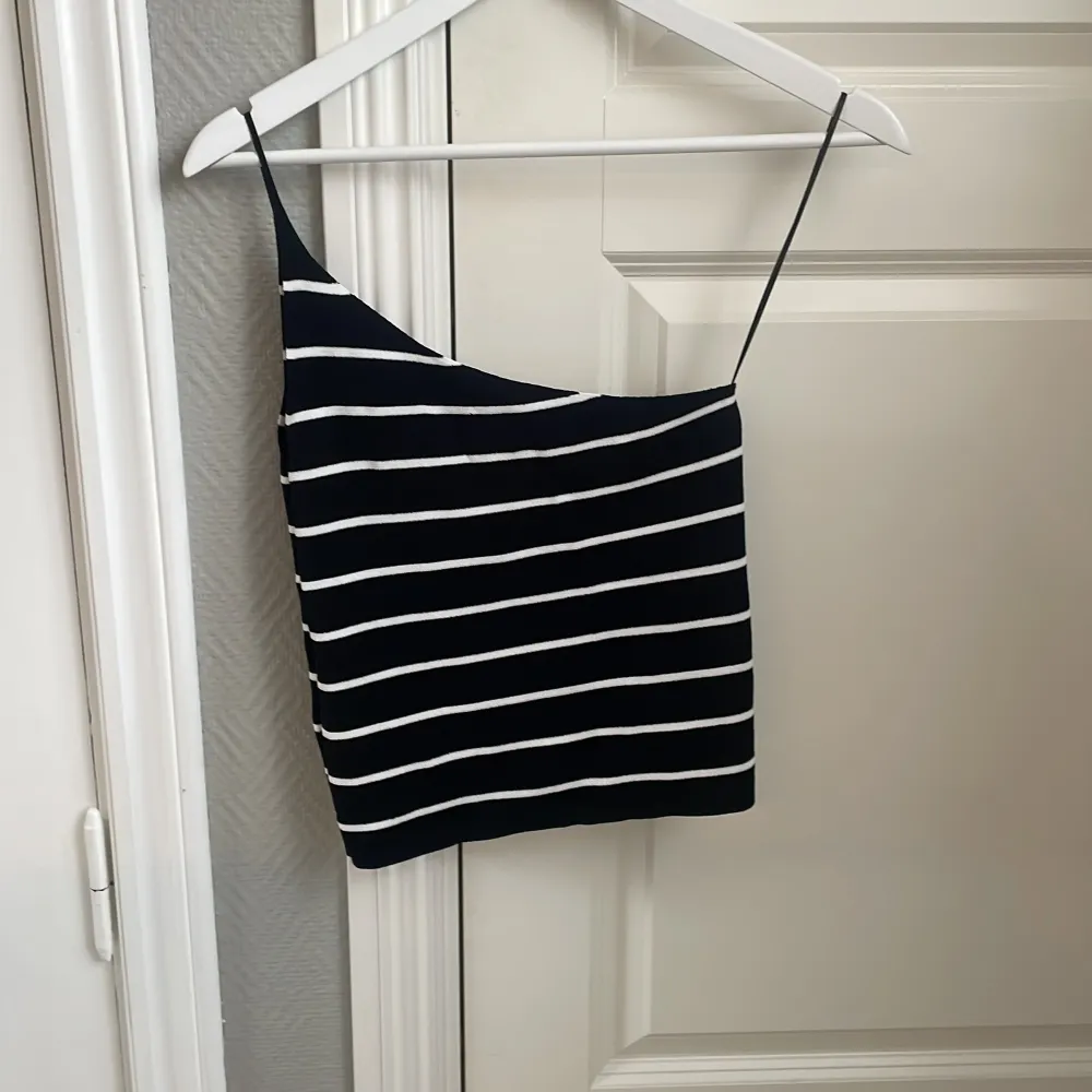Så snygg one shoulder topp från Massimo dutti!. Yläosat.