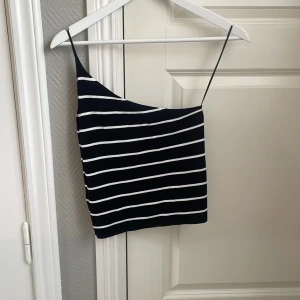 One shoulder topp - Så snygg one shoulder topp från Massimo dutti!