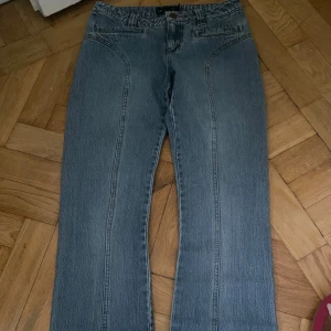 Low waist jeans - Dem här väldigt snygga jeansen e tyvärr för små för mig men är i väldigt bra skick. Dem är low waist och boot cut. Dem passar som storlek 36. Pris kan diskuteras