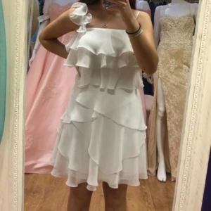 Studentklänning - Säljer min studentklänning som jag använt endast en gång! Köpt den för 600 men säljer den för 300 kr!