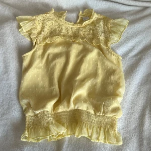 Ljusgul blus - Ljusgul blus från Lindex med volanger. Storlek 146/152 men passar mig som har XXS/XS. Bra skick. Skriv privat för fler frågor 🩷