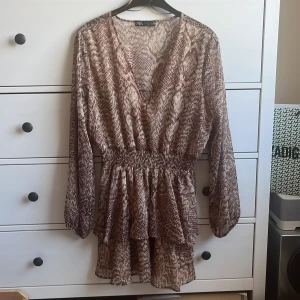 Mönstrad klänning från Zara - Säljer en superfin mönstrad klänning från Zara i storlek M som även passar S😊Den är långärmad och är en v-ringad💗 perfekt för både vardag och fest! Om man är intresserad av båda klänningarna får man båda för 350💗😍