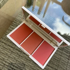 Urban Glow Blush Rush Palette #01 - Säljer en superfin blush palette från Urban Glow i nyansen Blush Rush #01. Paletten innehåller tre olika nyanser av rouge i varma, koralliga toner. Säljs oanvänd i originalförpackning. Pris hos Cocopanda 249kr.