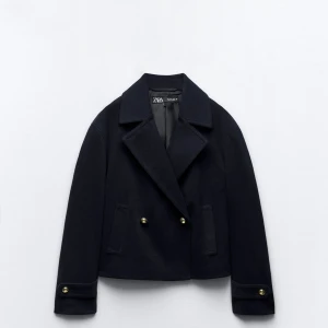 Kappa - Skit snygg mörkblå kappa från zara som jag säljer då jag inte använder den, inga defekter och använd Max 3 gånger så den är som ny!🌸🌸