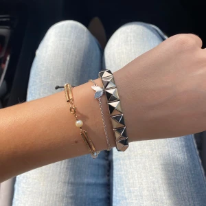 Valentino armband - Valentino liknande armband med nitar, aldrig använd💗💗justerbar och enkel att använda 