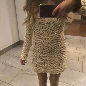 Virkad HM klänning - Så fin virkad klänning från HM i beige, storlek S. Endast använd ett par gånger så den är i fint skick. Nypris 899kr 🖤