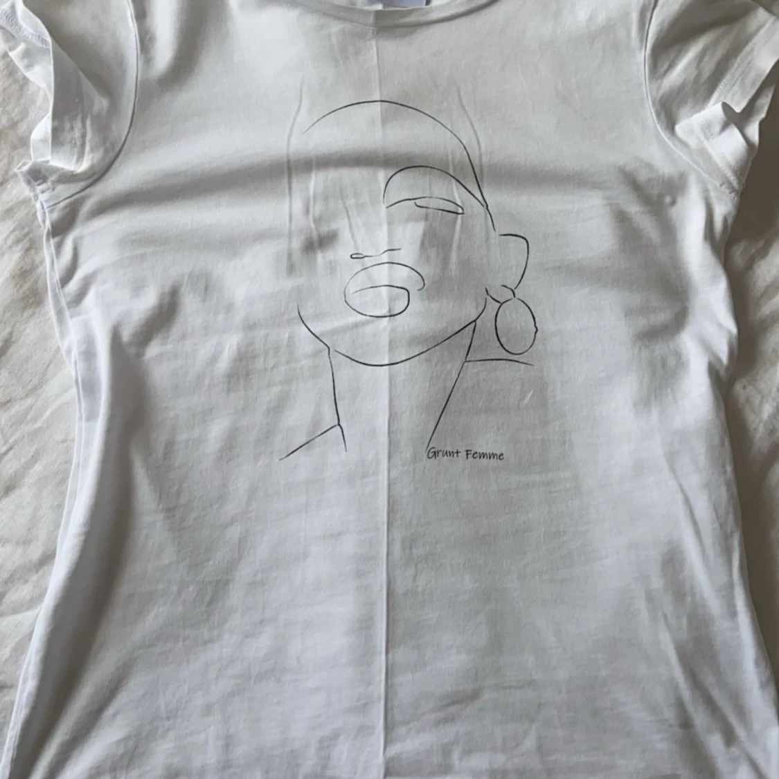 Vit topp med coolt tryck  - 91