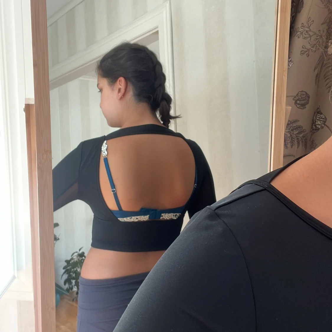 Svart långärmad topp med öppen rygg - 90