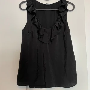 Volangtopp - så söt topp med volanger, tunnare material men mycket bra kvalitet