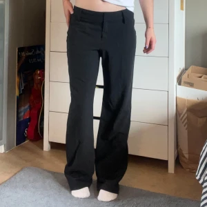 Raka kostymbyxor  - Svarta kostymbyxor köpta secondhand men i bra skick🫶🏻