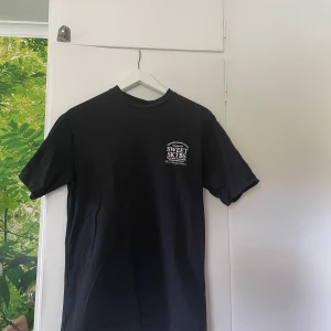 Svart Sweet Sktbs T-shirt - Svart T-shirt Relaxed fit från Sweet Sktbs. Sparsamt använd. Nypris 399. Köpt på Junkyard✨    Köparen står för frakt.