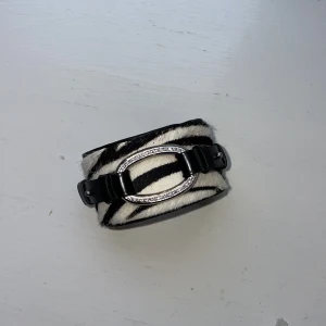 Dyrberg/kern Armband  - Snyggt zebra armband med justerbar storlek, från Dyrberg kern orginal pris 899kr⭐️ Kontakta vid frågor!