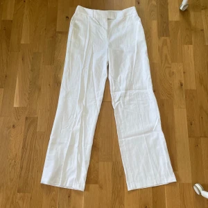 Vit linnebyxa/ kostymbyxa BikBok - Maddie Linnebyxa. Vit linnebyxa/ kostymbyxa från BikBok. Mid waist. Aldrig använd. Nypris 599✨  Köparen står för frakten.