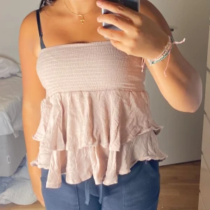 Volang kjol -  Det är dags för denna vackra volangkjol att hitta sin nya ägare. Den är väldigt fin, perfekt stranden och kan även användas som en topp. 😍😍