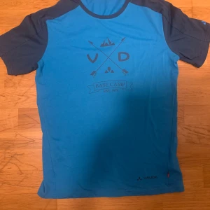 Blå t-shirt - Storlek S/48 män, knappt använd