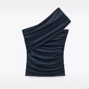 Zara tröja  - Väldigt fin tröja från zara,endast använd 2 gånger och skulle söga att det är väldigt bra skick på den!Det är storlek s men skulle säga att den passar xxs-s💕skriv om du vill ha flera bilder,annars är det bara att trycka på KÖP NU!