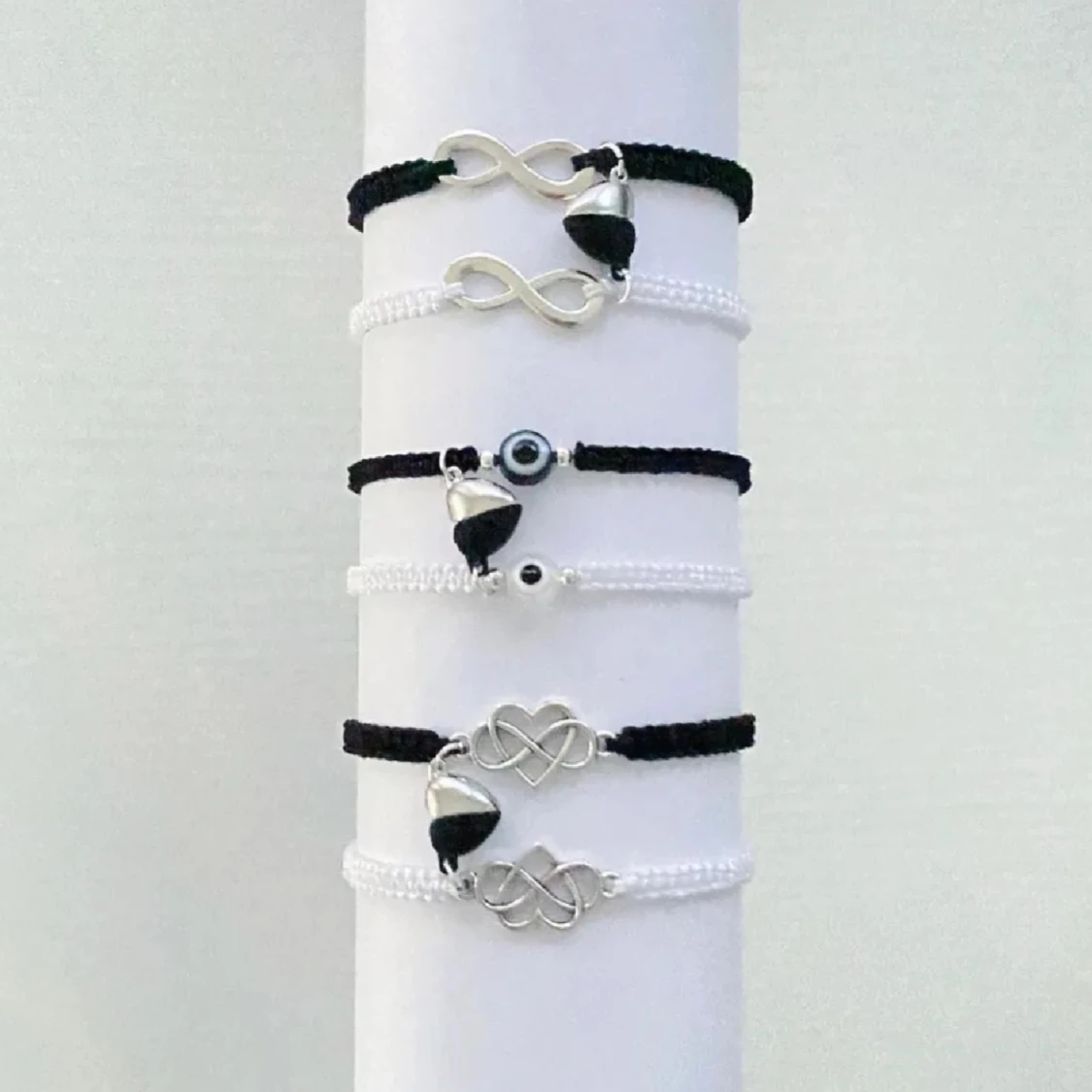 Svart och vitt armband set med silverdetaljer