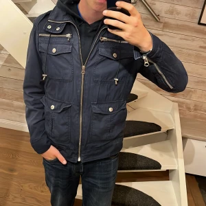 Selected homme Field jacket - Tunn field jacket från selected homme.  Modellen är 185cm lång och den sitter perfekt/lite kort beroende på preferens. Storlek: S/M.   Pris kan diskuteras 