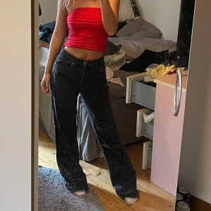 Svarta jeans - Högmidjade utsvängda jeans