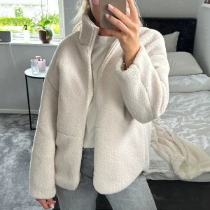 Vit teddyjacka - Så mysig vit/beige jacka perfekt nu till hösten & vintern!🥰