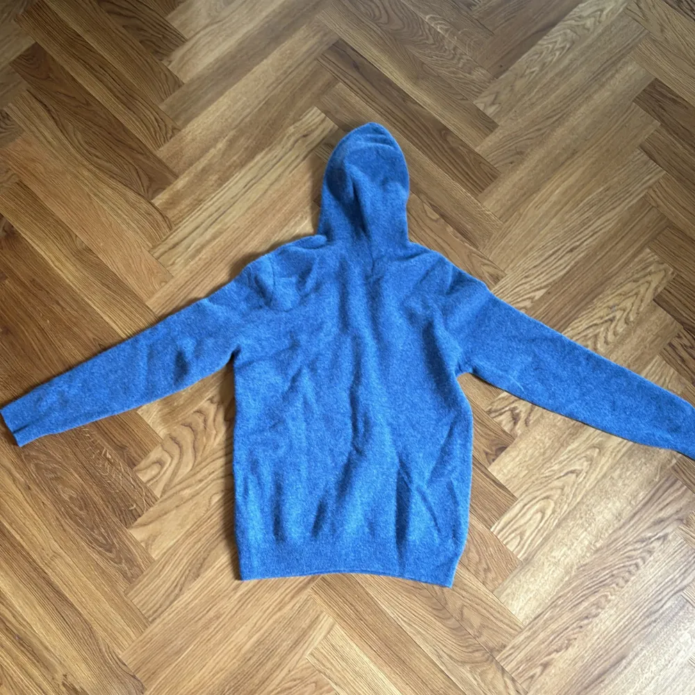 Riktigt snygg kashmir hoodie i storlek XXS. Inga defekter och bra skick, säljer den eftersom den är för liten för mig. Hoodies.