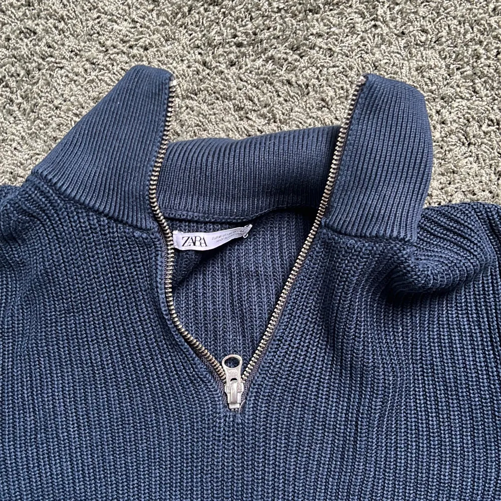 riktigt snygg zara half zip hoodie. Knappt använd och i Storlek M men passar S också. Stickat material och ganska grov, perfekt till vintern och hösten. Köpt för 599, mitt pris 349. . Hoodies.